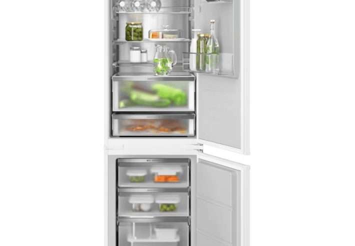 Ревю на Вграден хладилник Electrolux ENV9MC18S: 227 л, клас C, No Frost
