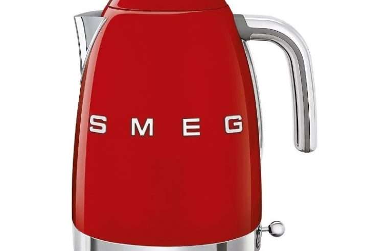 Електрическа кана SMEG 50’s Style, 1,7 л, червена, размери 27,5×22,6×17,1 см