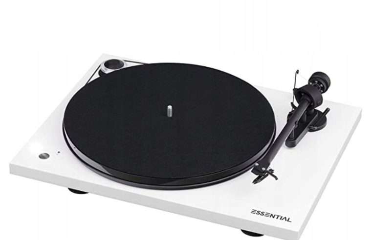 Грамофон Pro-Ject Essential III Recordmaster, бял, с 8.6″ алуминиево рамо, с доза Ortofon OM10, 420x112x330мм