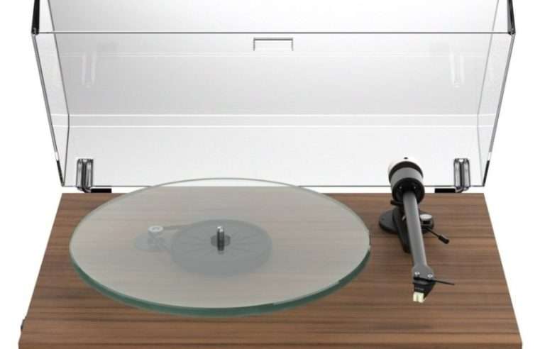 Грамофон Pro-Ject T2 Super Phono 9pt2spwntr, с 9“ (230 мм) рамо, доза Sumiko Rainier MM, 10 мм (300 мм) стъклен плот, вграден MM фоно предусилвател, ремъчно задвижване, орех